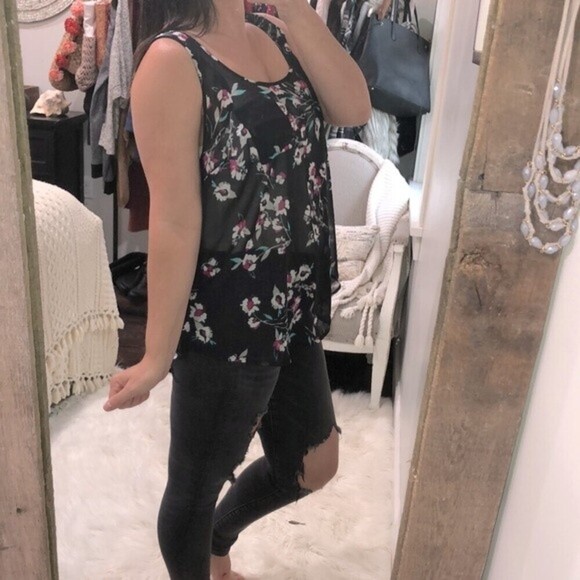 Torrid size 1 black floral sleeveless summer top - Picture 2 of 4